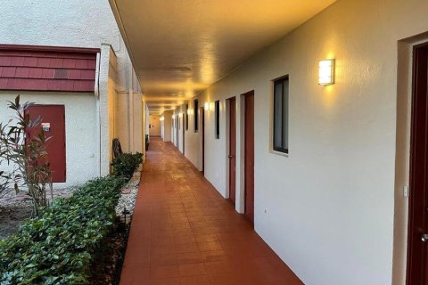 Condo in Lake Worth, Florida, 1 bedroom № 2391746 - photo 19