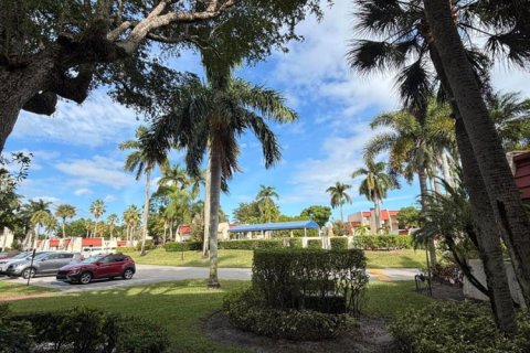 Condo in Lake Worth, Florida, 1 bedroom № 2391746 - photo 23
