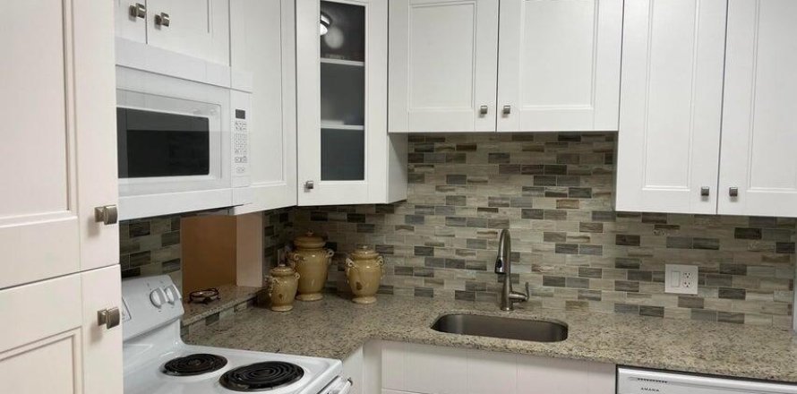 Condo in Lake Worth, Florida, 1 bedroom № 2391746