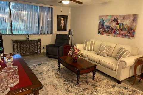 Condo in Lake Worth, Florida, 1 bedroom № 2391746 - photo 11