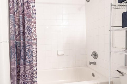 Купить кондоминиум в Майами, Флорида 2 спальни, 89.46м2, № 2034860 - фото 12