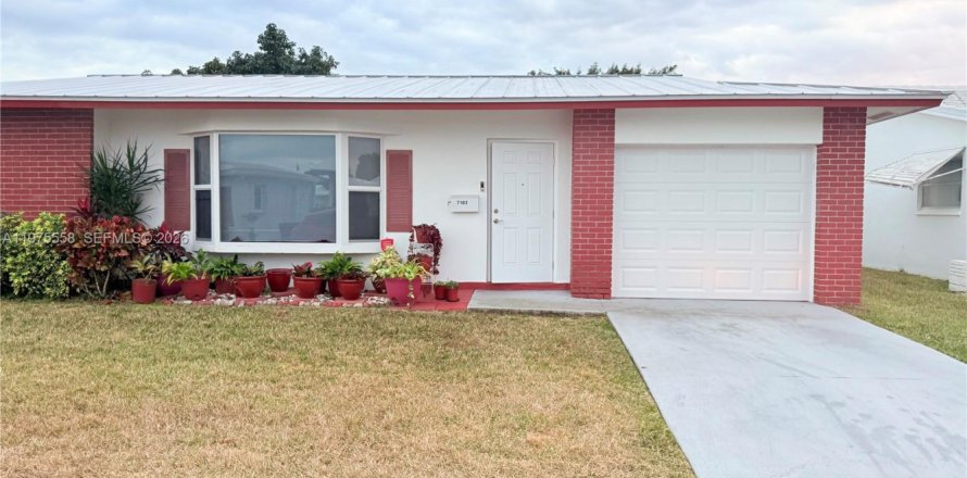House in Tamarac, Florida 2 bedrooms, 153.47 sq.m. № 2038492