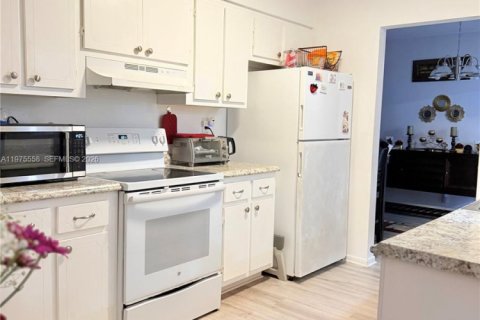 House in Tamarac, Florida 2 bedrooms, 153.47 sq.m. № 2038492 - photo 4