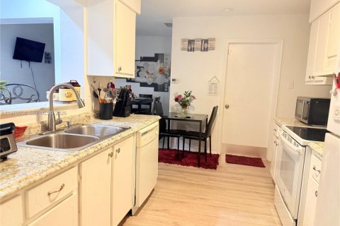 House in Tamarac, Florida 2 bedrooms, 153.47 sq.m. № 2038492 - photo 3