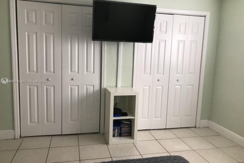 Снять в аренду квартиру в Дания-Бич, Флорида 1 спальня, 66.24м2, № 2003957 - фото 2