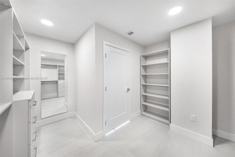 Снять в аренду квартиру в Майами, Флорида 4 спальни, 429.49м2, № 1954577 - фото 21