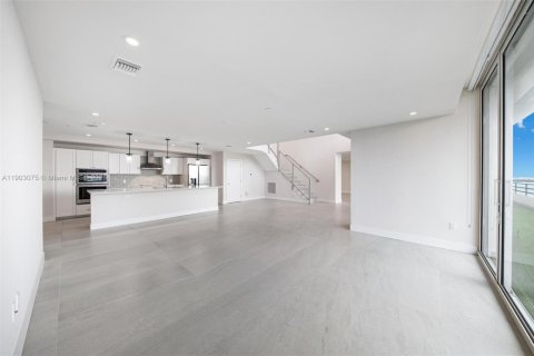 Снять в аренду квартиру в Майами, Флорида 4 спальни, 429.49м2, № 1954577 - фото 10