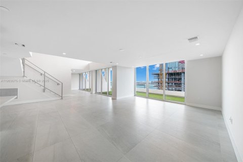 Снять в аренду квартиру в Майами, Флорида 4 спальни, 429.49м2, № 1954577 - фото 9