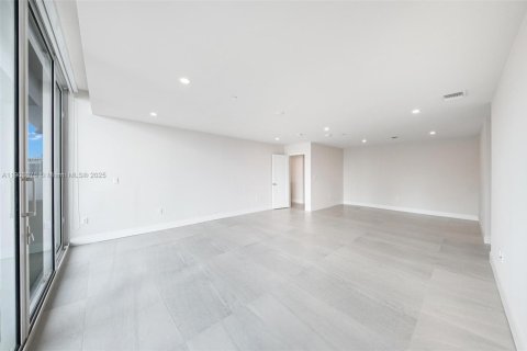 Снять в аренду квартиру в Майами, Флорида 4 спальни, 429.49м2, № 1954577 - фото 19