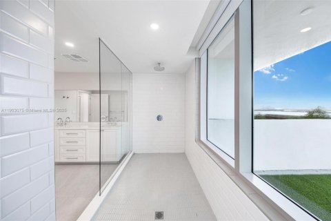 Снять в аренду квартиру в Майами, Флорида 4 спальни, 429.49м2, № 1954577 - фото 23