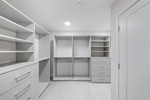 Снять в аренду квартиру в Майами, Флорида 4 спальни, 429.49м2, № 1954577 - фото 20