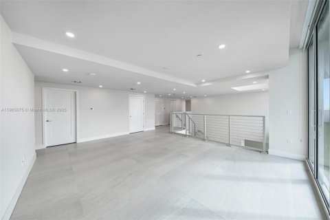 Снять в аренду квартиру в Майами, Флорида 4 спальни, 429.49м2, № 1954577 - фото 13