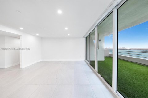Снять в аренду квартиру в Майами, Флорида 4 спальни, 429.49м2, № 1954577 - фото 16