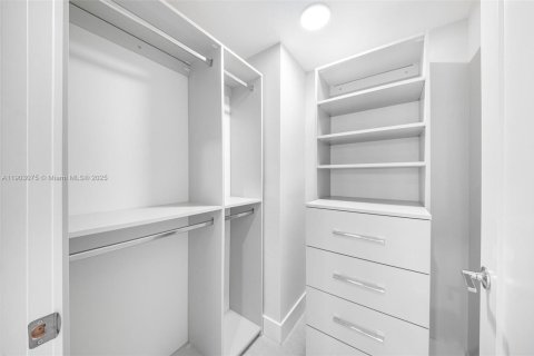 Снять в аренду квартиру в Майами, Флорида 4 спальни, 429.49м2, № 1954577 - фото 25