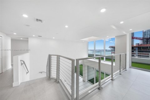 Снять в аренду квартиру в Майами, Флорида 4 спальни, 429.49м2, № 1954577 - фото 11