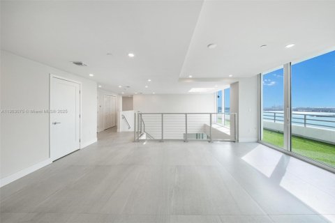 Снять в аренду квартиру в Майами, Флорида 4 спальни, 429.49м2, № 1954577 - фото 12