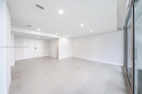 Снять в аренду квартиру в Майами, Флорида 4 спальни, 429.49м2, № 1954577 - фото 24