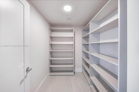 Снять в аренду квартиру в Майами, Флорида 4 спальни, 429.49м2, № 1954577 - фото 29