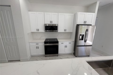 House in Lehigh Acres, Florida 3 bedrooms № 1731688 - photo 10