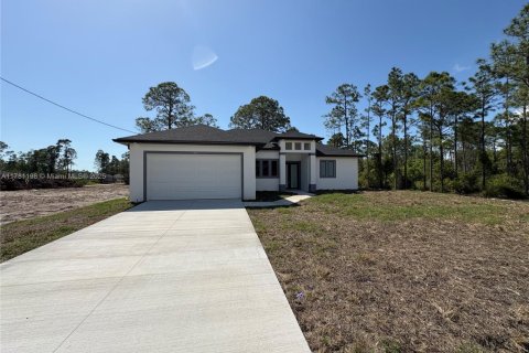 House in Lehigh Acres, Florida 3 bedrooms № 1731688 - photo 3