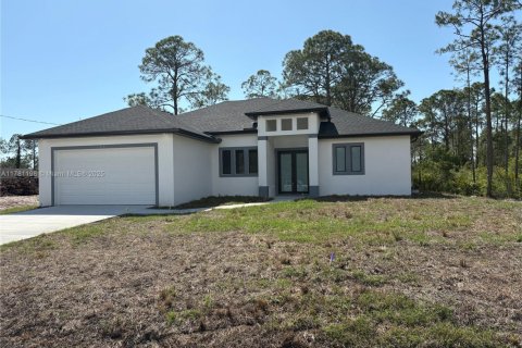 House in Lehigh Acres, Florida 3 bedrooms № 1731688 - photo 1