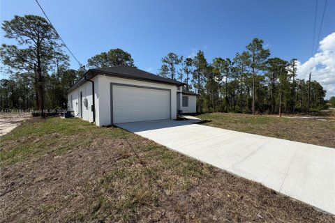 House in Lehigh Acres, Florida 3 bedrooms № 1731688 - photo 5