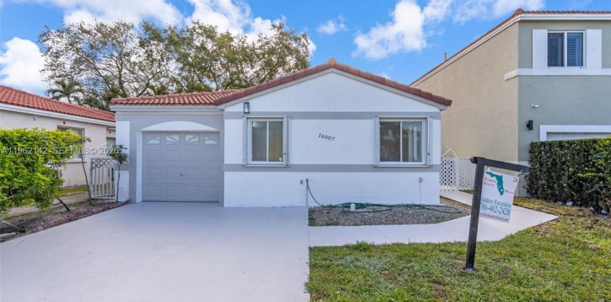 Дом в Майами, Флорида 3 спальни, 130.62м2 № 2026408