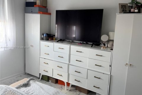 Condo in Miami Beach, Florida, 1 bedroom № 2026166 - photo 4