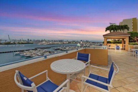 Condo in Miami Beach, Florida, 1 bedroom № 2026166 - photo 13