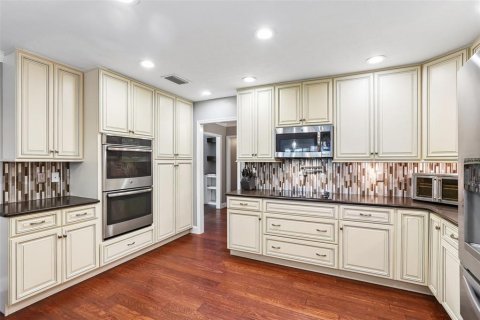 House in Brandon, Florida 4 bedrooms, 184.5 sq.m. № 2430567 - photo 13