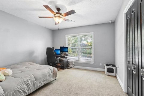 House in Brandon, Florida 4 bedrooms, 184.5 sq.m. № 2430567 - photo 23