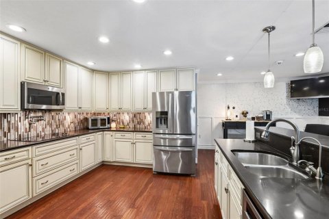 House in Brandon, Florida 4 bedrooms, 184.5 sq.m. № 2430567 - photo 14