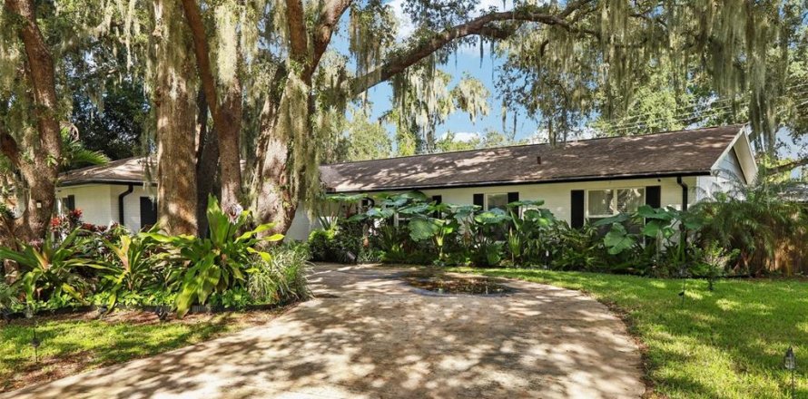 House in Brandon, Florida 4 bedrooms, 184.5 sq.m. № 2430567