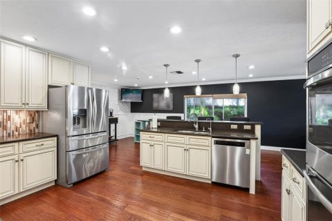 House in Brandon, Florida 4 bedrooms, 184.5 sq.m. № 2430567 - photo 12
