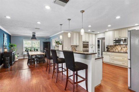 House in Brandon, Florida 4 bedrooms, 184.5 sq.m. № 2430567 - photo 11
