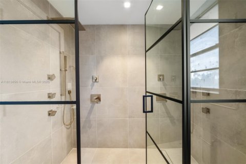 Condo in Miami Beach, Florida, 3 bedrooms  № 2035735 - photo 17