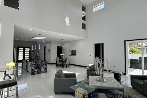 House in Saint Petersburg, Florida 4 bedrooms, 349.68 sq.m. № 1724764 - photo 27