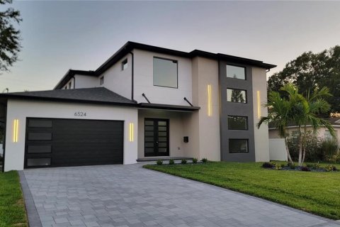House in Saint Petersburg, Florida 4 bedrooms, 349.68 sq.m. № 1724764 - photo 1