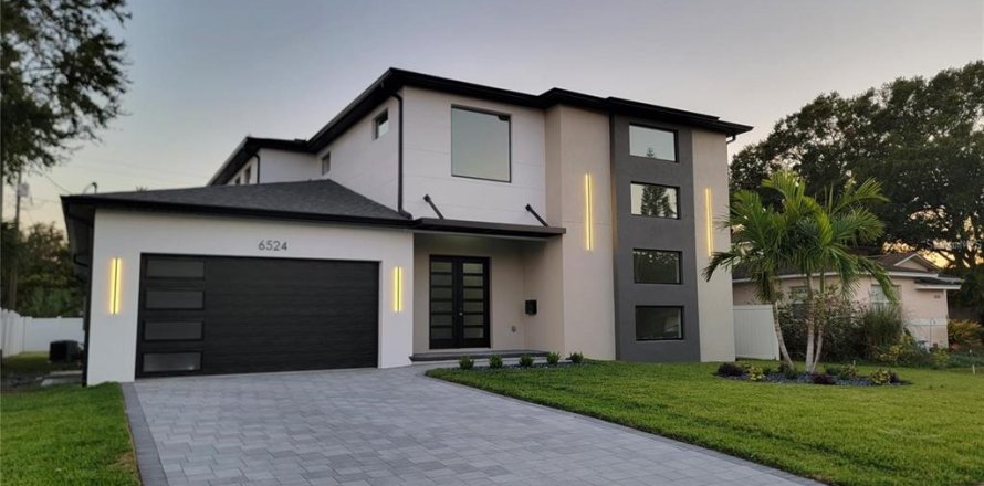 House in Saint Petersburg, Florida 4 bedrooms, 349.68 sq.m. № 1724764