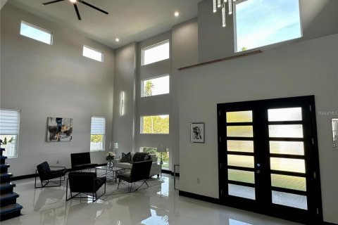 House in Saint Petersburg, Florida 4 bedrooms, 349.68 sq.m. № 1724764 - photo 4