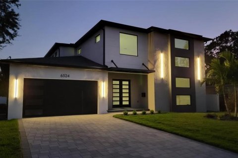 House in Saint Petersburg, Florida 4 bedrooms, 349.68 sq.m. № 1724764 - photo 2