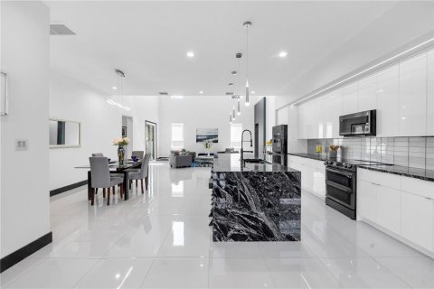 House in Saint Petersburg, Florida 4 bedrooms, 349.68 sq.m. № 1724764 - photo 15