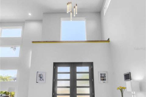 House in Saint Petersburg, Florida 4 bedrooms, 349.68 sq.m. № 1724764 - photo 3