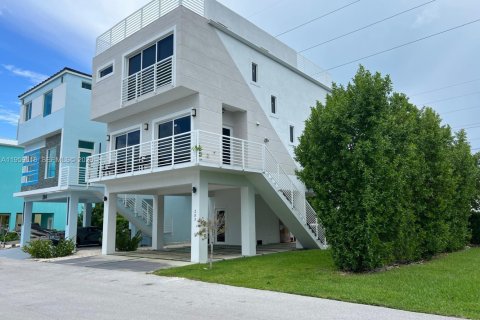 House in Key Largo, Florida 3 bedrooms, 159.42 sq.m. № 2080658