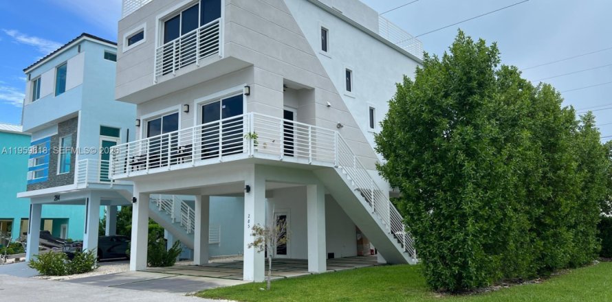 House in Key Largo, Florida 3 bedrooms, 159.42 sq.m. № 2080658