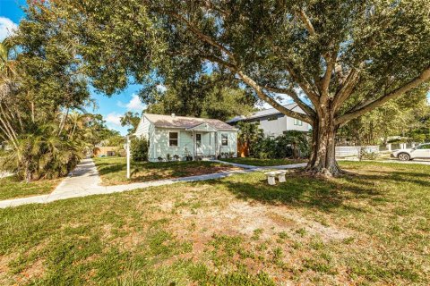 House in Gulfport, Florida 4 bedrooms, 130.43 sq.m. № 2312856