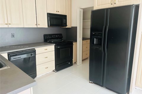 Villa ou maison à louer à Dania Beach, Floride: 2 chambres, 218.6 m2 № 1780117 - photo 2