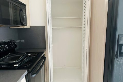 Villa ou maison à louer à Dania Beach, Floride: 2 chambres, 218.6 m2 № 1780117 - photo 4