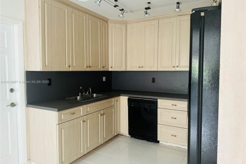 Villa ou maison à louer à Dania Beach, Floride: 2 chambres, 218.6 m2 № 1780117 - photo 3