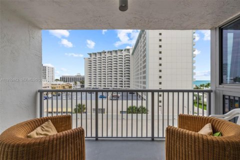 Condo in Miami Beach, Florida, 1 bedroom  № 2009578 - photo 10